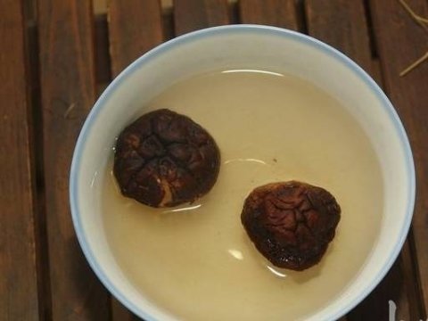 鳙鱼头煲什么好-鳙鱼头焖芋的做法4