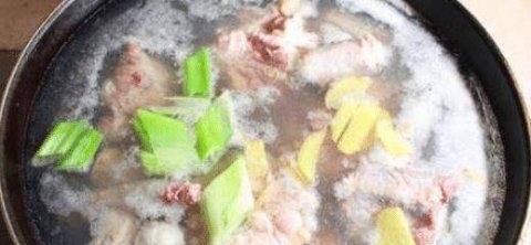 煮肉的浮沫是什么物质-煮肉的浮沫到底是精华还是脏东西1