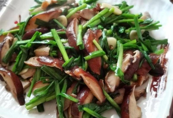 健胃助消化的食物有哪些-香菇炒韭菜的做法2