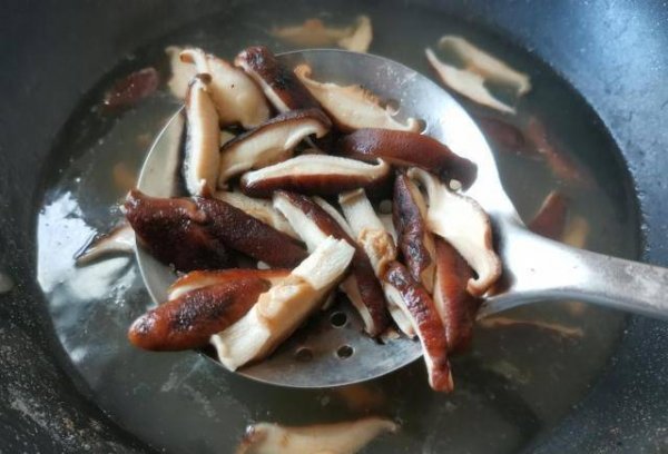 健胃助消化的食物有哪些-香菇炒韭菜的做法6