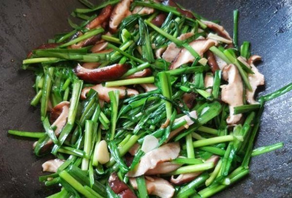健胃助消化的食物有哪些-香菇炒韭菜的做法8