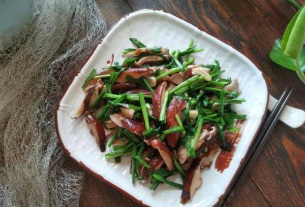 健胃助消化的食物有哪些-香菇炒韭菜的做法9