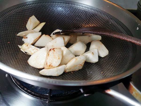马蹄笋怎么做好吃-马蹄笋煨鸡腿肉10
