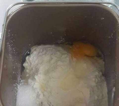火腿卷怎么做-火腿鸡肉松面包卷的做法2