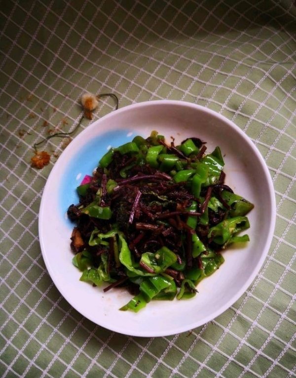 保护视力吃什么食物-麻椒炒蕨菜的做法1