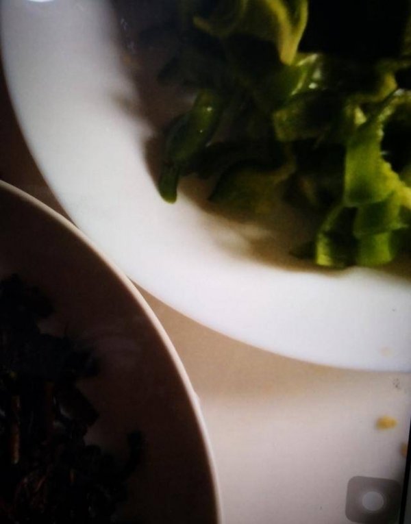 保护视力吃什么食物-麻椒炒蕨菜的做法4