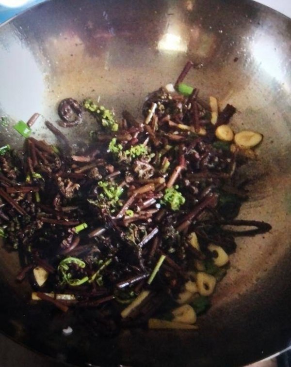 保护视力吃什么食物-麻椒炒蕨菜的做法6