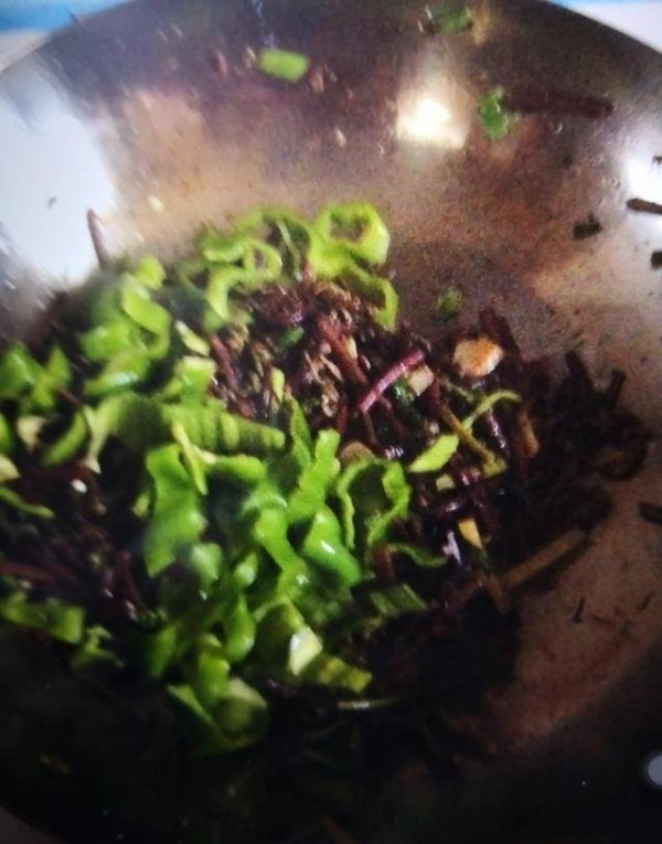 保护视力吃什么食物-麻椒炒蕨菜的做法7