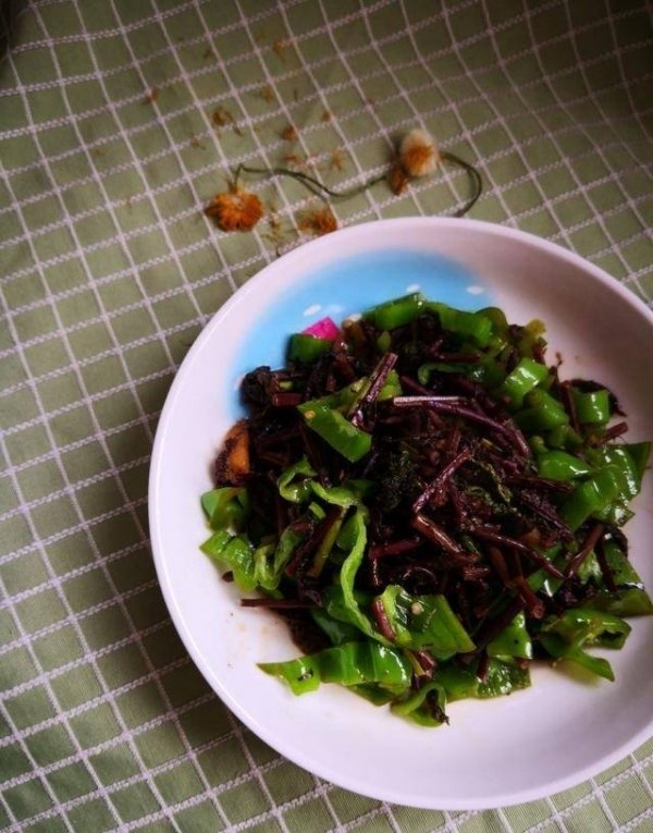保护视力吃什么食物-麻椒炒蕨菜的做法9
