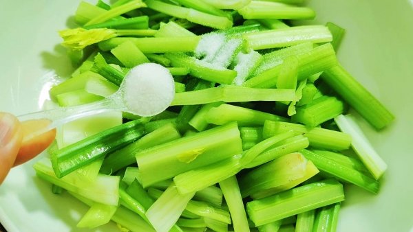 凉拌芹菜需要焯水吗-凉拌芹菜的做法2