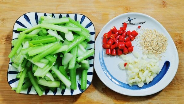 凉拌芹菜需要焯水吗-凉拌芹菜的做法5