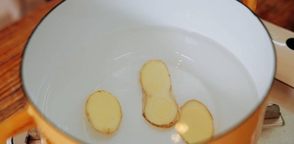 腐竹红糖煮鸡蛋有什么作用-鸡蛋红枣腐竹糖水的做法6
