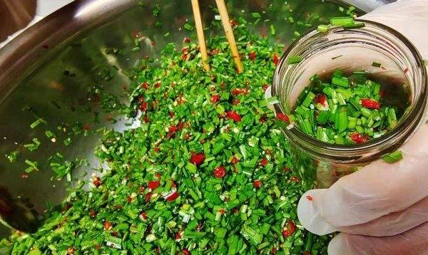 腌韭菜的最佳方法-腌韭菜放多少盐合适2
