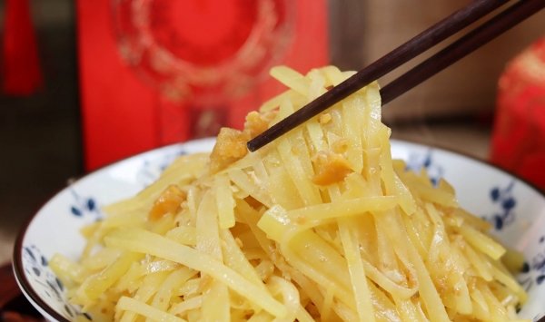 咸蛋黄炒土豆丝怎么做-咸蛋黄炒土豆丝的做法2