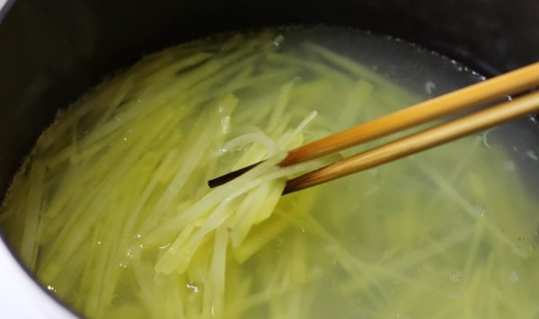 咸蛋黄炒土豆丝怎么做-咸蛋黄炒土豆丝的做法5