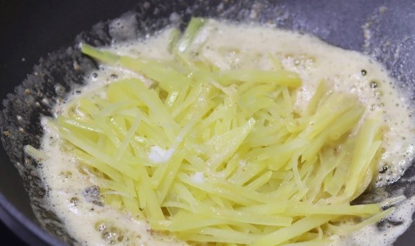 咸蛋黄炒土豆丝怎么做-咸蛋黄炒土豆丝的做法7