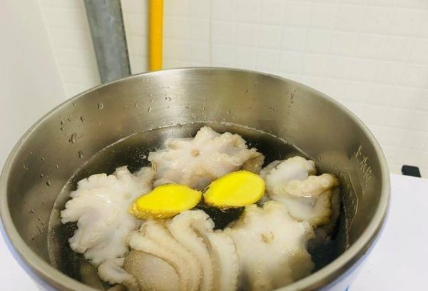 爆炒小章鱼怎么做-爆炒小章鱼的做法3