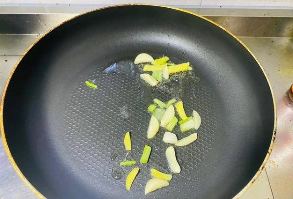 爆炒小章鱼怎么做-爆炒小章鱼的做法4