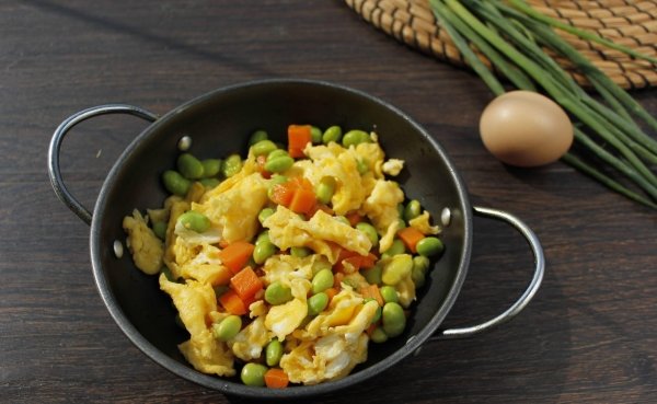 毛豆米炒鸡蛋怎么炒好吃-毛豆米炒鸡蛋的做法3