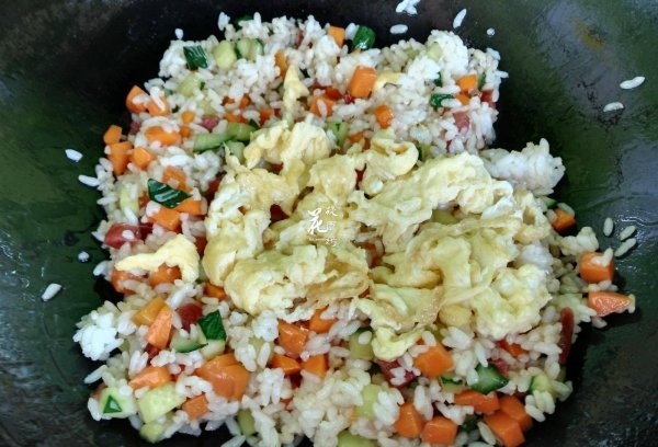 如何做蛋包饭-蛋包饭的做法7