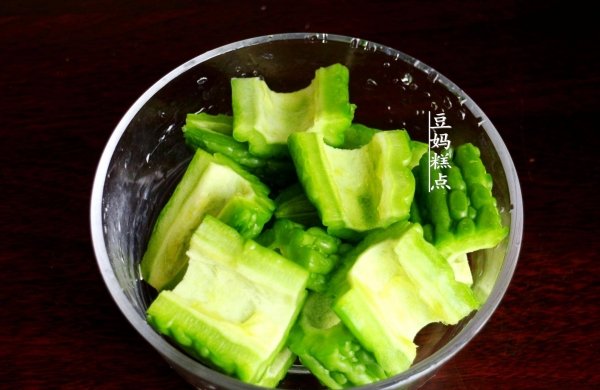 排骨苦瓜汤炖多久-排骨苦瓜汤的做法功效6