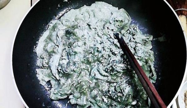 墨鱼汁煎鸡蛋怎么做-墨鱼汁煎鸡蛋的做法6
