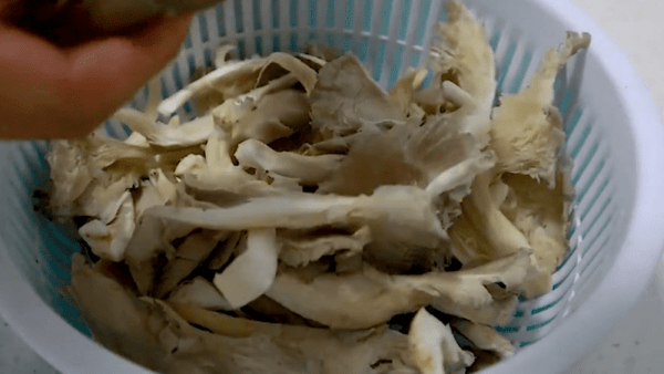 椒盐蘑菇怎么做-椒盐蘑菇的家常做法窍门2