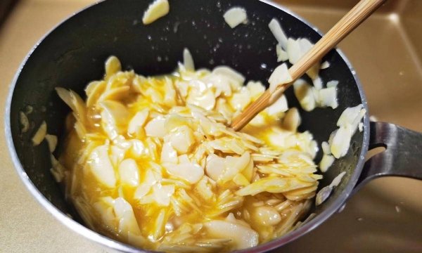 杏仁糯米船为什么不脆-杏仁糯米船的做法5
