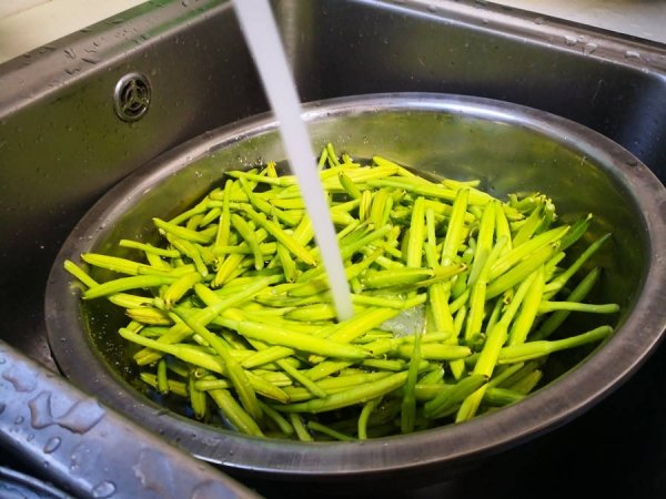 黄花菜怎么处理没有毒-黄花菜的做法5