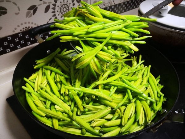 黄花菜怎么处理没有毒-黄花菜的做法6