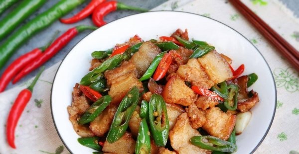 辣椒炒肉是先炒辣椒还是先...