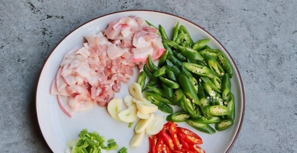 辣椒炒肉是先炒辣椒还是先炒肉-辣椒炒肉的家常做法3