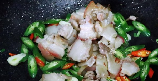 辣椒炒肉是先炒辣椒还是先炒肉-辣椒炒肉的家常做法6
