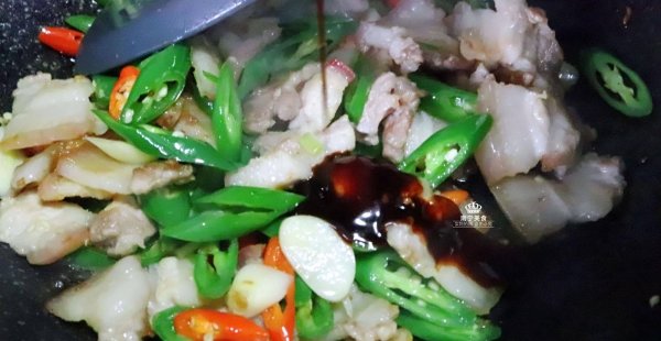 辣椒炒肉是先炒辣椒还是先炒肉-辣椒炒肉的家常做法7
