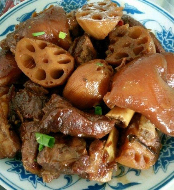莲藕圈怎么做-猪脚与莲藕的做法2