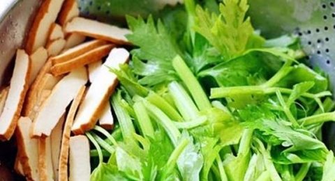 炒香干要不要焯水-芹菜炒香干的家常做法3