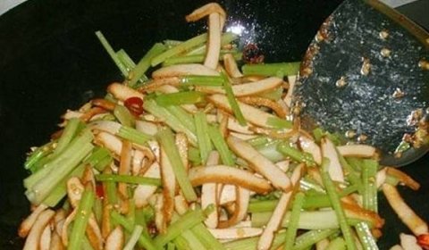 炒香干要不要焯水-芹菜炒香干的家常做法5