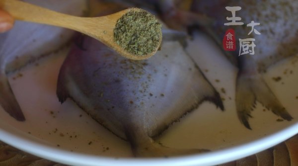 香煎鲳鱼怎么做-香煎鲳鱼的做法6