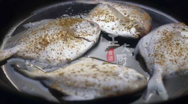 香煎鲳鱼怎么做-香煎鲳鱼的做法7