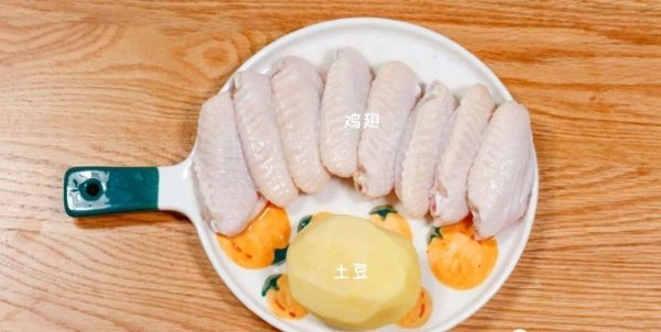 鸡翅土豆条如何拆骨-鸡翅土豆条的做法2