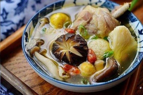 菌菇鸡汤怎么炖好喝又营养...