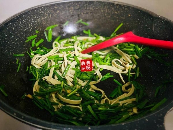 韭菜千张先炒哪个-韭菜千张的家常做法4