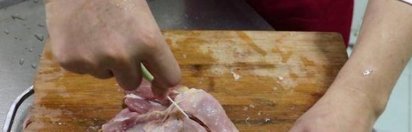脱骨鸡怎么脱骨-整鸡脱骨的操作步骤6