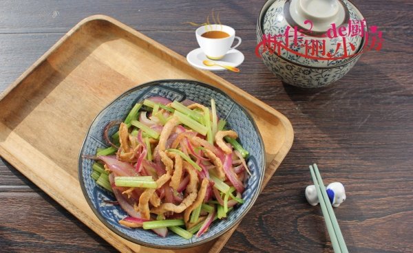 芹菜洋葱炒肉丝怎么做-芹菜洋葱炒肉丝的做法1