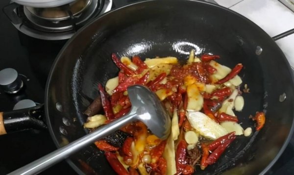 辣椒油怎么做不糊-辣椒油的制作方法4