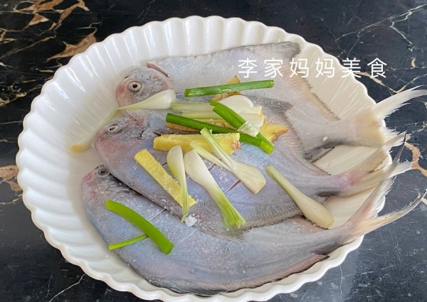 秋天孩子补钙吃什么好-红烧鲳鱼的做法6