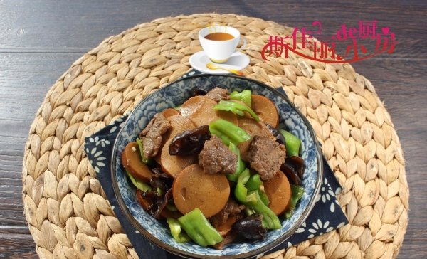 秋天牛肉怎么吃不上火-青椒木耳素鸡炒牛肉的做法3
