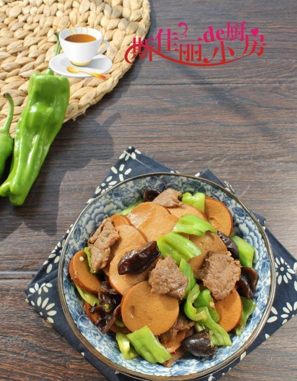 秋天牛肉怎么吃不上火-青椒木耳素鸡炒牛肉的做法4