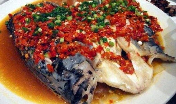 剁椒鱼头豆腐怎么做最好吃-剁椒鱼头蒸豆腐的做法2