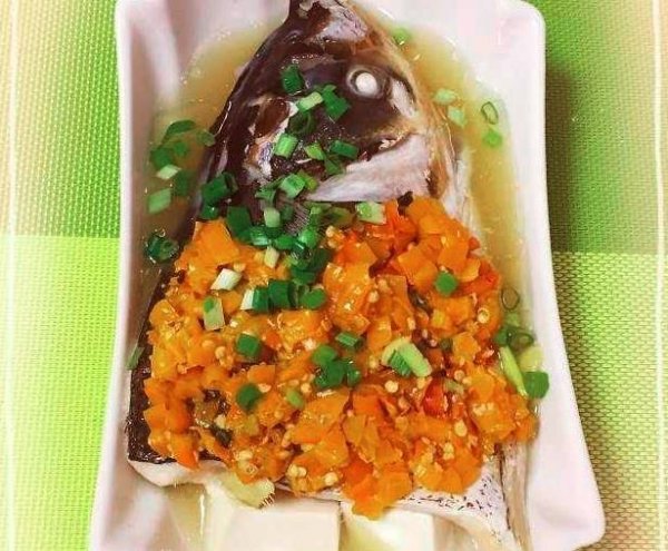 剁椒鱼头豆腐怎么做最好吃-剁椒鱼头蒸豆腐的做法3